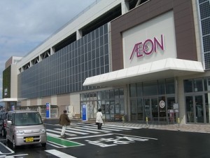 Solar panels cover an Aeon shopping mall in Yonago, Japan (photo by Aaron Dalton)